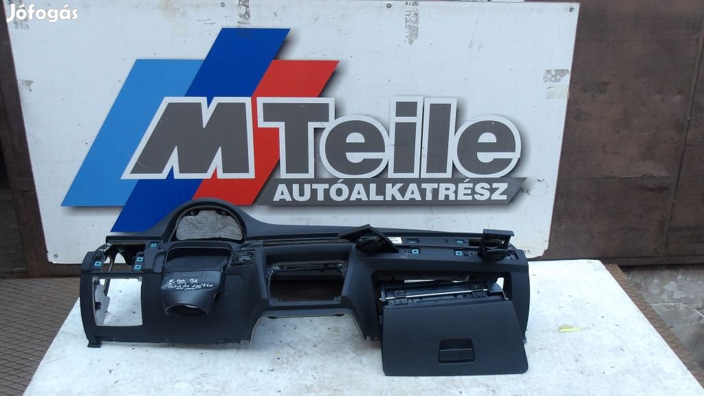 GYÁRI BONTOTT BMW E90 FEKETE MŰSZERFAL LÁGZSÁKKALPOHÁRTARTÓK